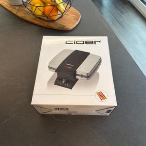 Der Karton vom Cloer 1445 liegt auf einer Arbeitsplatte.