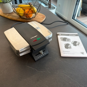 Der Lieferumfang vom Cloer 1445 steht auf einer Arbeitsplatte.