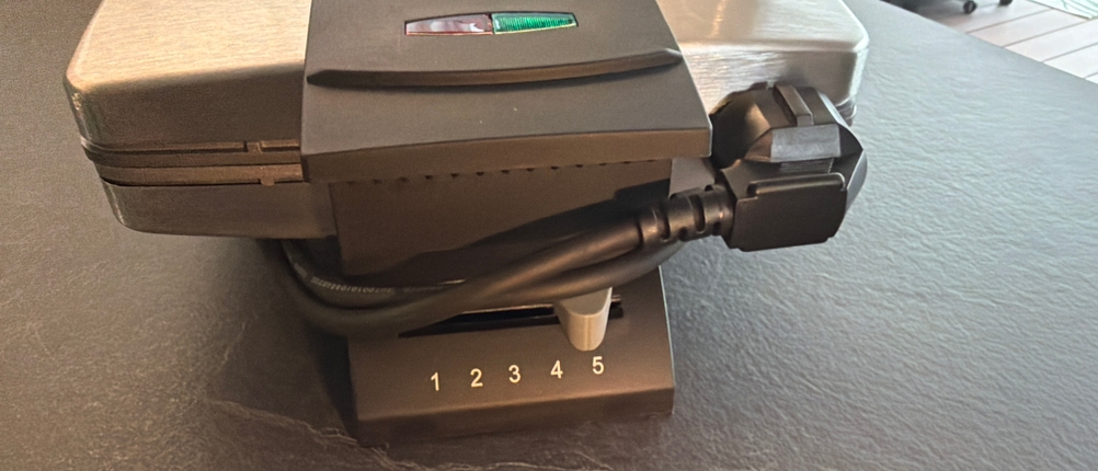 Das Stromkabel ist am Cloer 1445 befestigt.