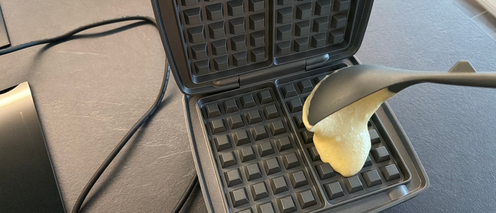 Teig wird in das Cloer 1445 gegeben.