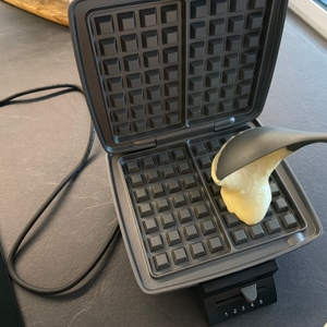 Teig wird in das Cloer 1445 gegeben.