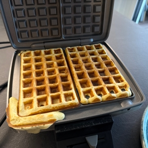 Zwei fertige Waffeln im Cloer 1445.