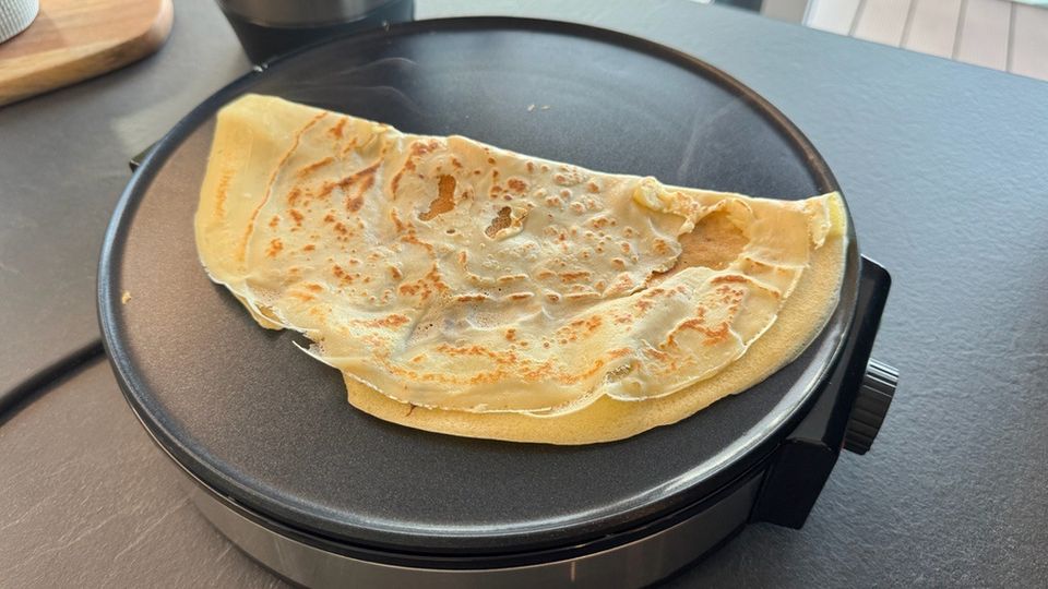 Ein einmal gefalteter Crêpe liegt auf dem Cloer 6630