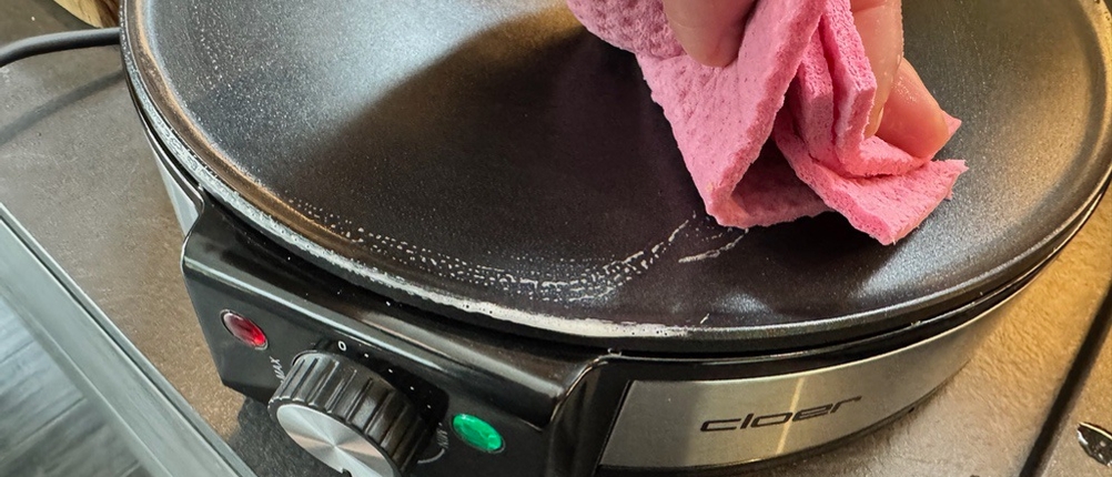 Eine Hand reinigt die Oberfläche des Cloer 6630