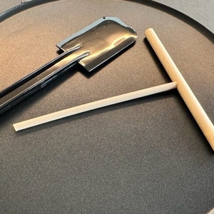 Das Zubehör des Cloer 6630 liegt auf der Backfläche