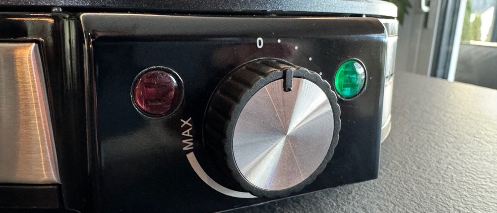 Ein großer Drehregler auf dem Cloer 6630 in Nahaufnahme