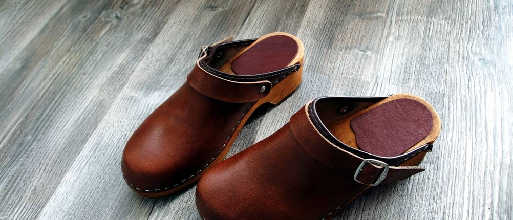 Clogs-Test: Oft zeichnen sich Clogs durch die Sohle aus Holz aus.