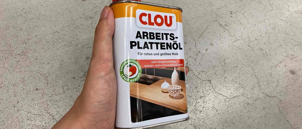 Das getestete Arbeitsplattenöl wird in der Hand gehalten.