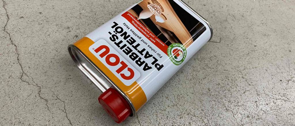 Das getestete Arbeitsplattenöl liegt auf dem Boden.