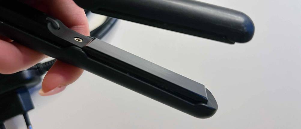 Mini-Glätteisen im Test: Detailansicht der Glätt-Innenseite.