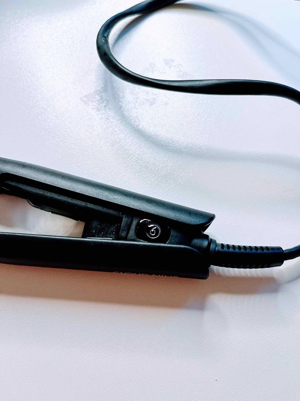 Detailansicht des hinteren Teils mit Kabelanschluss eines getesteten Mini-Glätteisens.