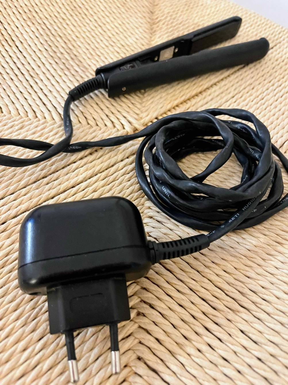 Getestet: Stecker und Kabel im Detail eines Mini-Glätteisens.
