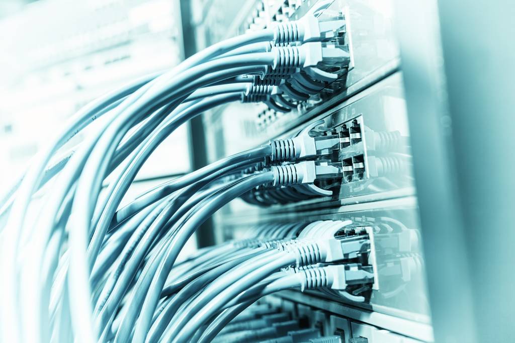 Einige Netzwerk-Kabel stecken in einem Cloud-Server.