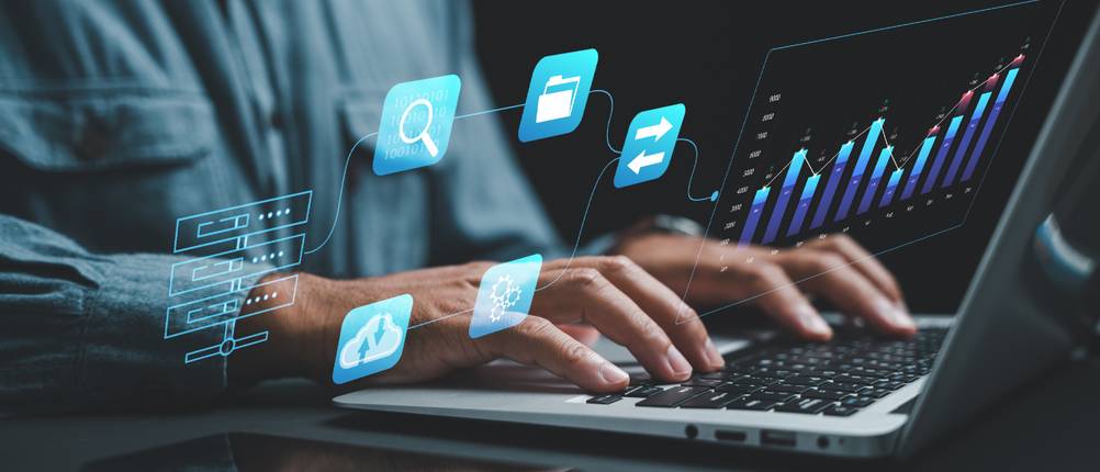 Cloud-Speicher-Test: Während ein Mann am Laptop sitzt, schwebt über dem Laptop eine grafische Darstellung einer Cloud.