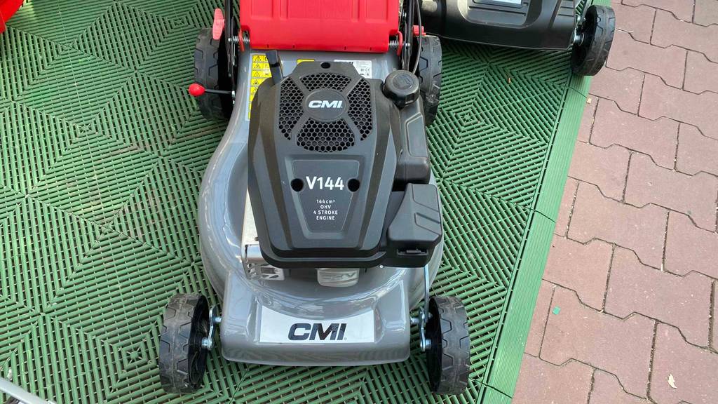 Nahaufnahme des Motorblocks eines CMI-Benzin-Rasenmähers im Test.