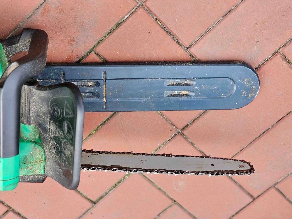Detailansicht der Kette mit darunter liegendem Schutzblech einer getesteten Handkettensäge.