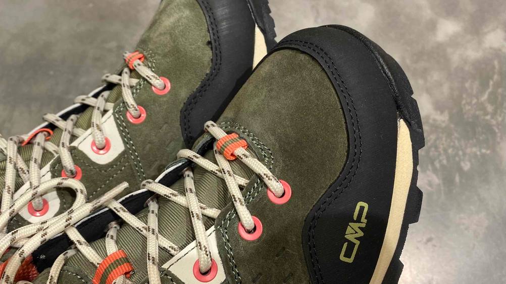 Leichtwanderschuhe unisex im Test: Detailansicht des vorderen Teils eines Schuhs mit Schnürsenkeln.