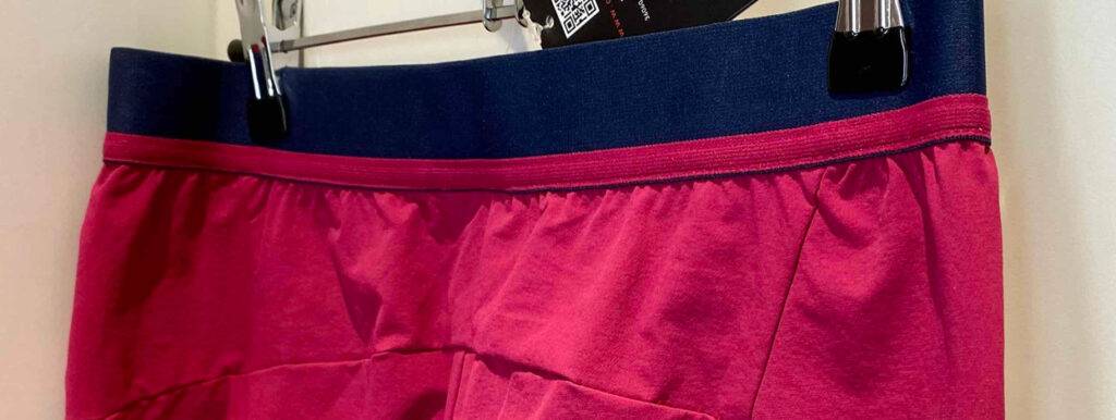 Damen-Wanderhose-Test: Detailansicht des elastischen Hüftbunds einer rosafarbenen getesteten Damen-Wanderhose.