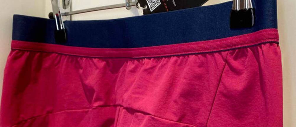 Damen-Wanderhose-Test: Detailansicht des elastischen Hüftbunds einer rosafarbenen getesteten Damen-Wanderhose.