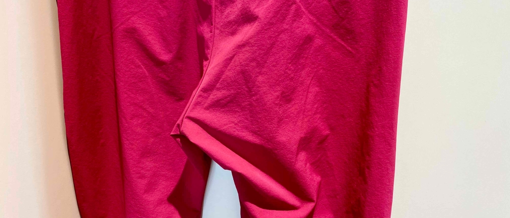 Nahaufnahme des weichen Materials einer rosafarbenen Damen-Wanderhose im Test.