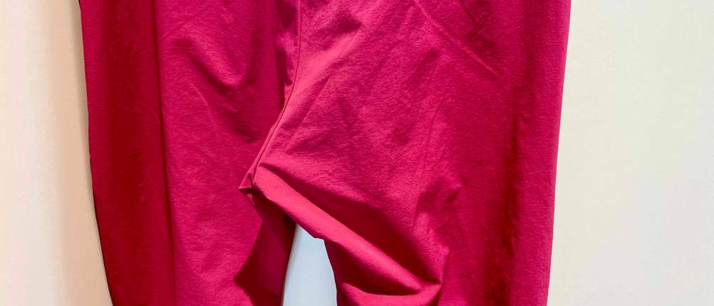 Nahaufnahme des weichen Materials einer rosafarbenen Damen-Wanderhose im Test.