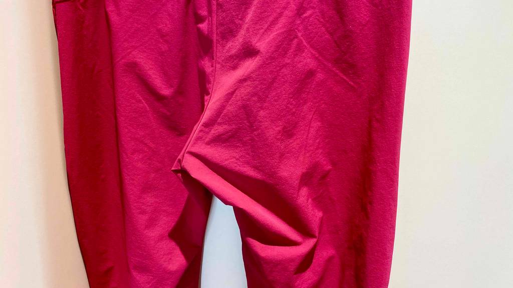 Nahaufnahme des weichen Materials einer rosafarbenen Damen-Wanderhose im Test.