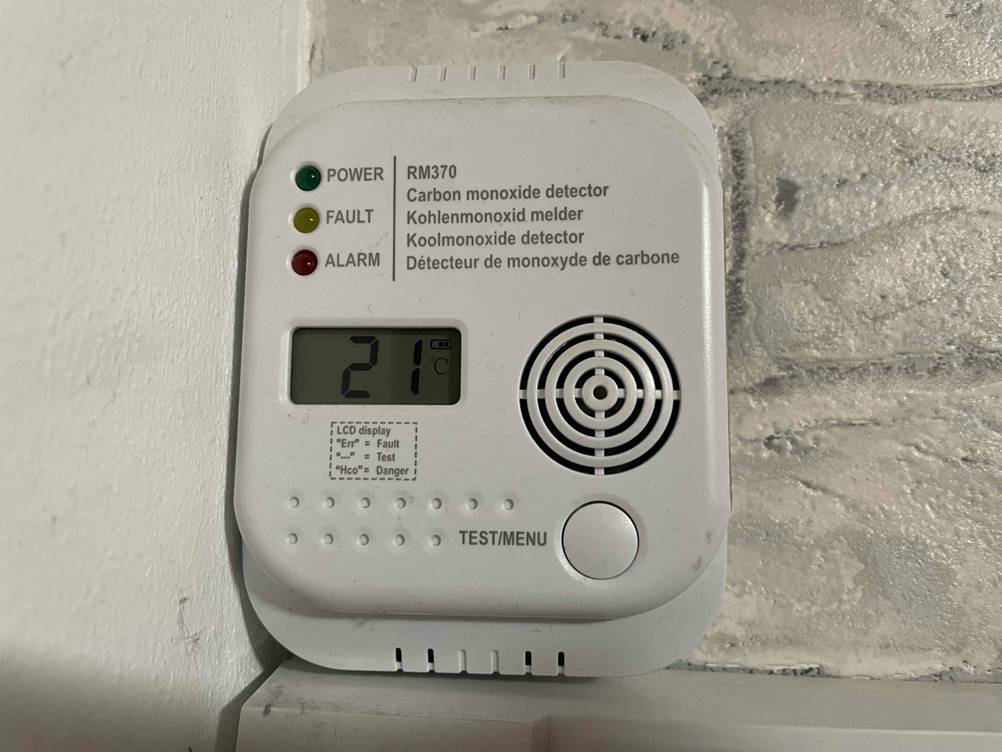 Auf dem Display eines getesteten CO-Melders steht die Temperatur.