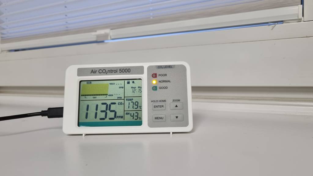 Der CO₂-Melder AirControl 5000 von Tfa kann einfach an der Steckdose angeschlossen werden.