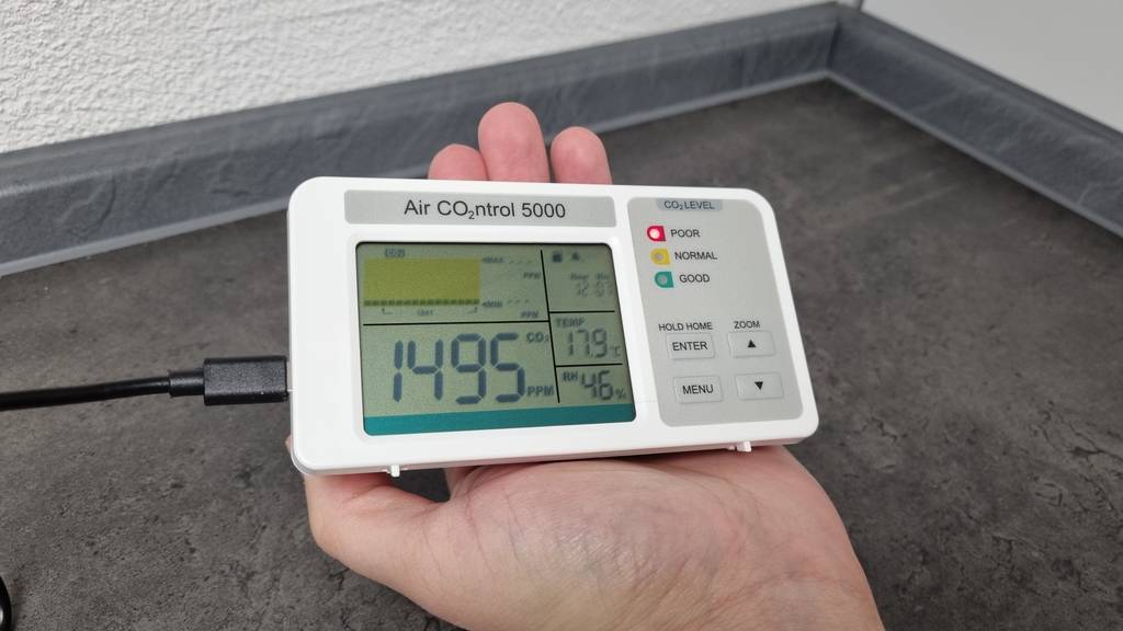 Im Gegensatz zu einem Rauchmelder bieten viele CO2-Melder eine übersichtliche Anzeige. 