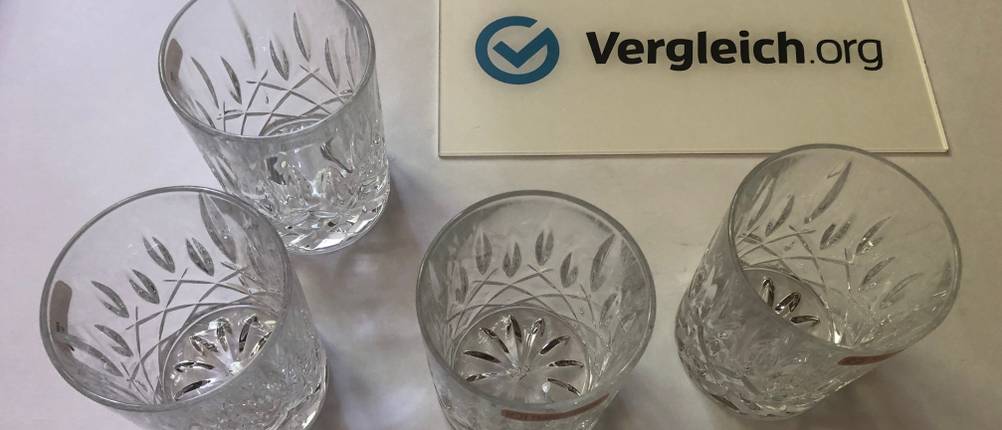Cocktailgläser im Test: Vier Tumbler mit Verzierungen.