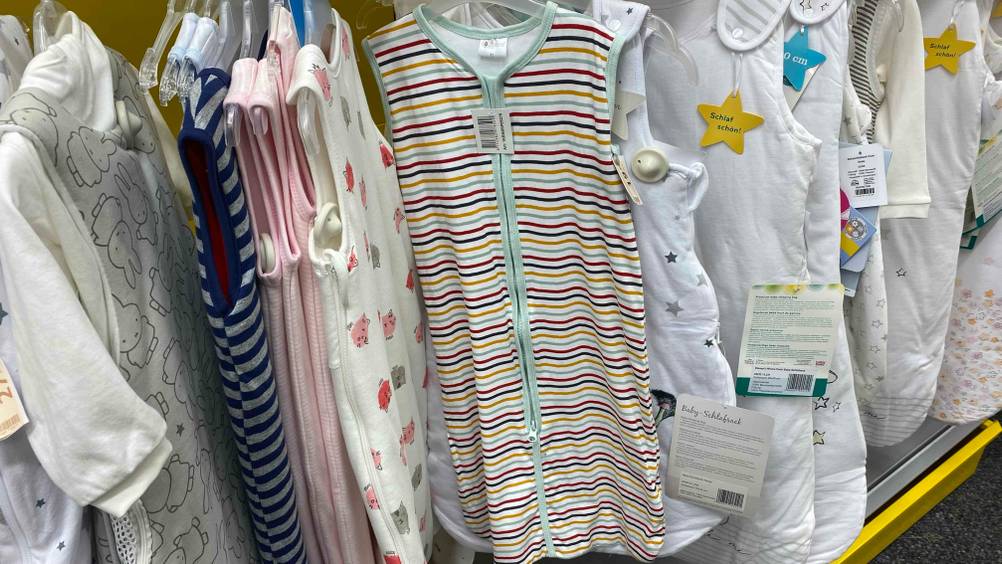 Baby-Sommerschlafsack getestet: Schlafsack hängt auf einem Kleiderbügel.