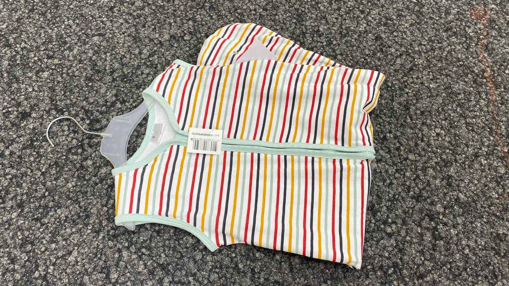 Baby-Sommerschlafsack im Test: Schlafsack ist bunt gestreift.