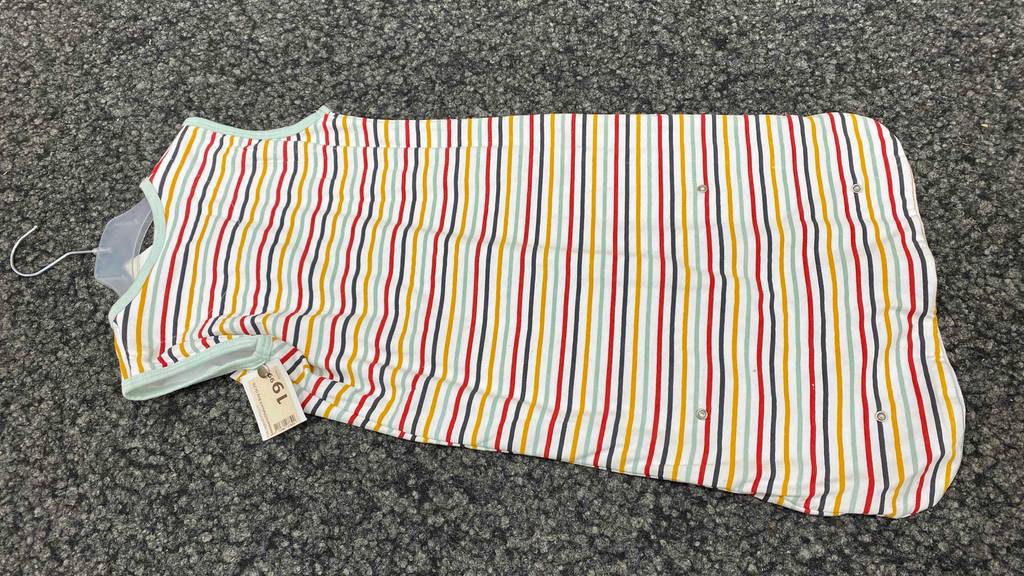 Getesteter Baby-Sommerschlafsack liegt auf dem Boden.