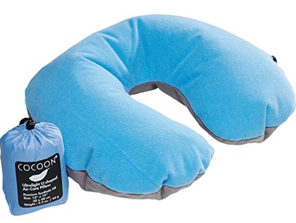 Nackenkissen-Test: Zu sehen ist ein blau-graues Ultralight-Nackenhörnchen.