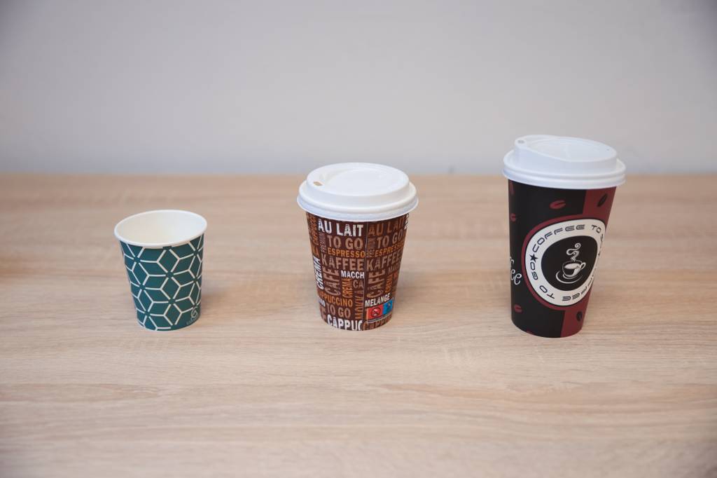 Coffee-To-Go-Becher-Pappe-Test: To-Go-Becher in verschiedenen Größen stehen nebeneinander.