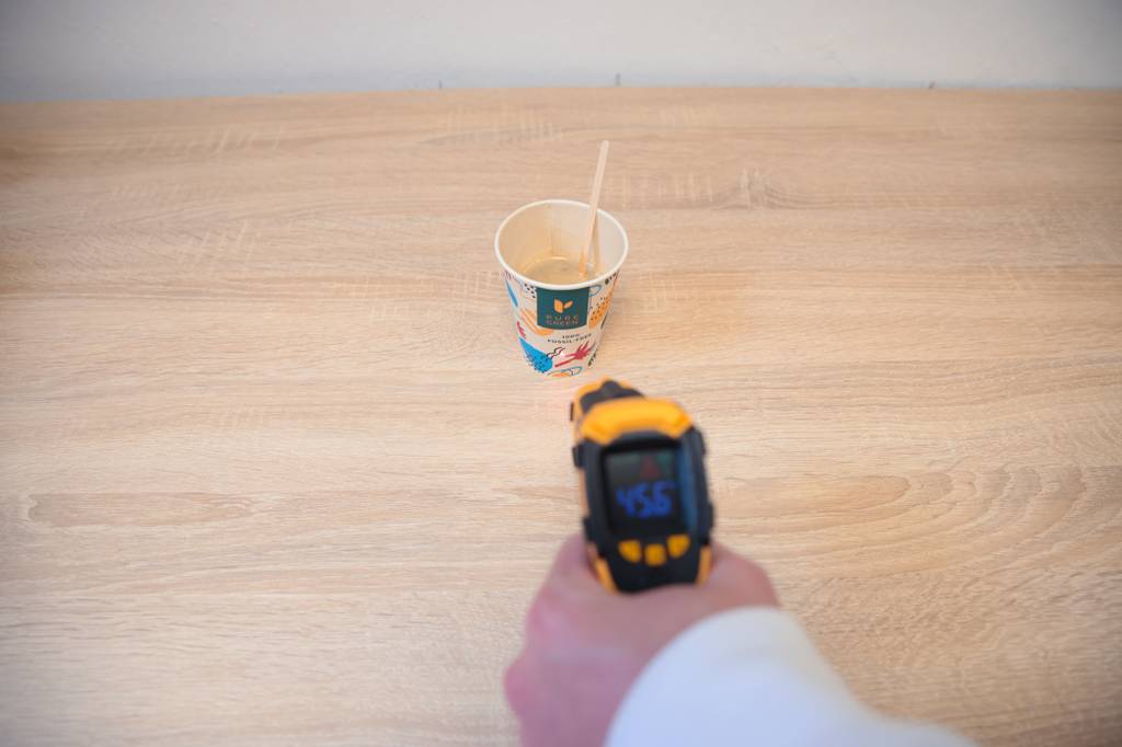 Coffee-To-Go-Becher-Pappe-Test: Thermometer misst die Außentemperatur des Kaffeebechers.