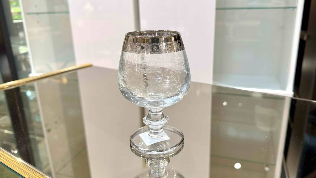 Cognacgläser getestet: Ein Glas auf einer spiegelnden Fläche.