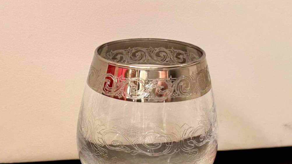 Cognacgläser getestet: Nahaufnahme der Verzierung auf dem Glas.