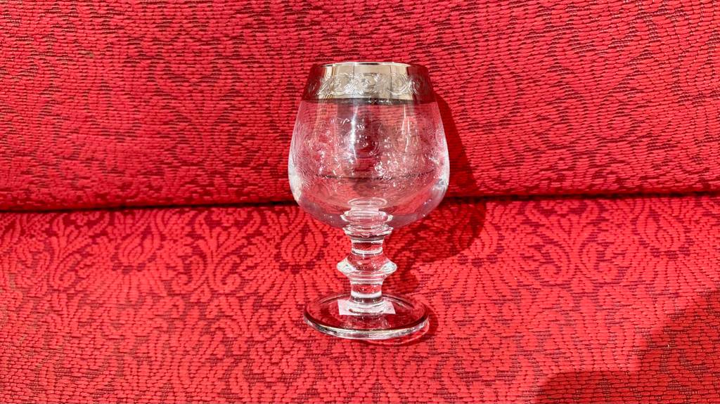 Cognacgläser gestestet: Ein Glas auf einem roten Polster.