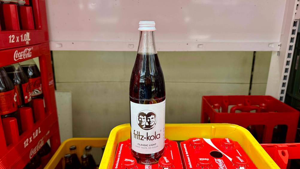 Cola im Test: Eine Flasche auf einem Getränkekasten.