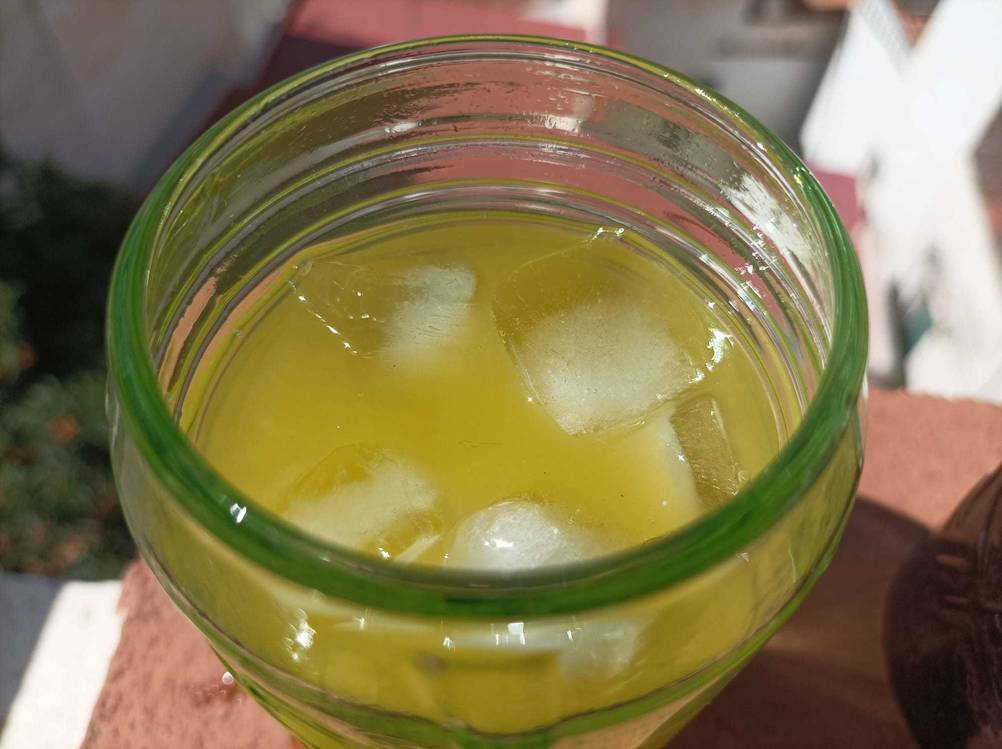Cola-Glas im Test: Nahaufnahme des Randes des Glases mit Inhalt.
