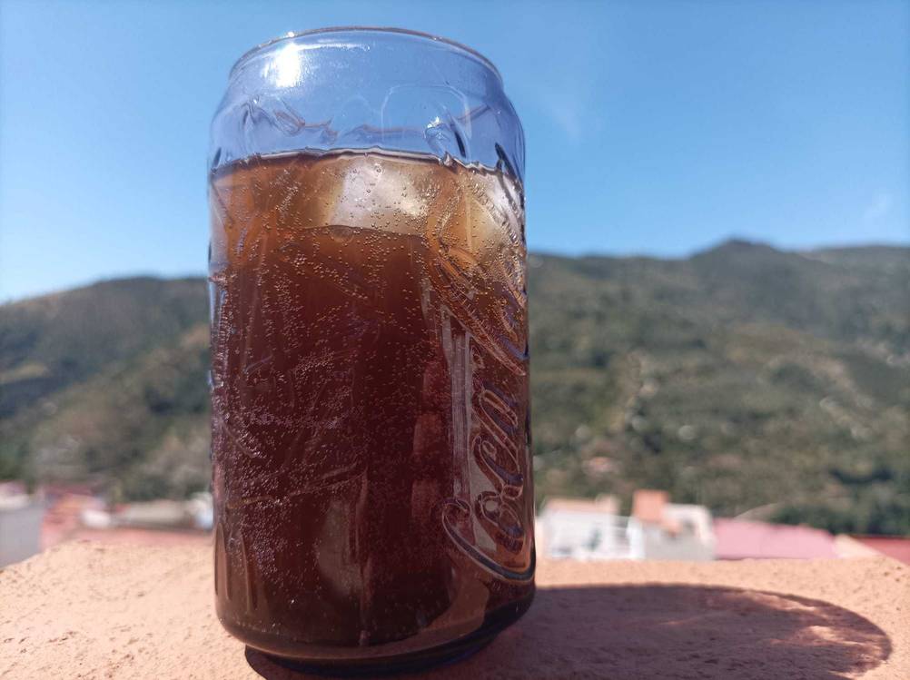 Ein getestetes Cola-Glas mit Eis und Cola befüllt.