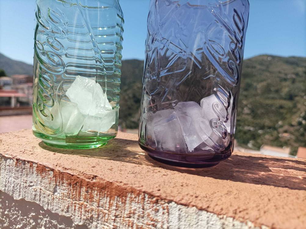 Cola-Glas-Test: Zwei Gläser mit Eis befüllt.