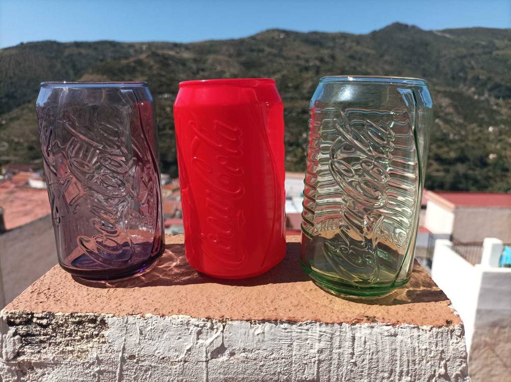 Cola-Glas im Test: Mehrere Gläser auf einer Mauer.