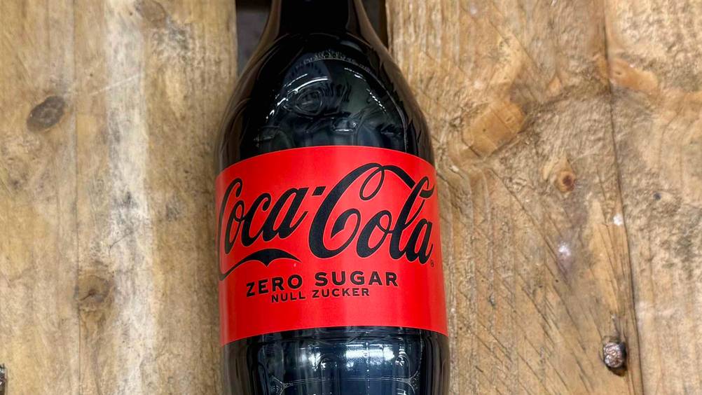 Cola ohne Zucker getestet: Nahaufnahme des Labels auf der Flasche mit Logo.