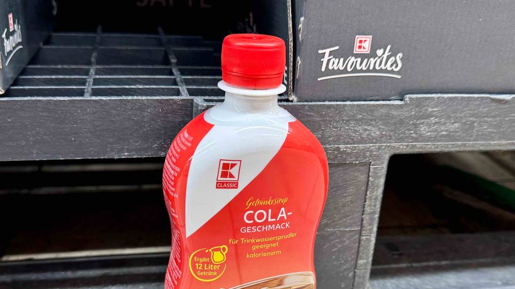 Cola-Sirup getestet: Nahaufnahme der Verschlusskappe und des Logos.