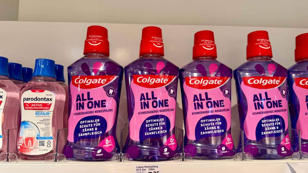 Colgate-Mundspülung im Test: Mehrere Flaschen nebeneinander in einem Regal.