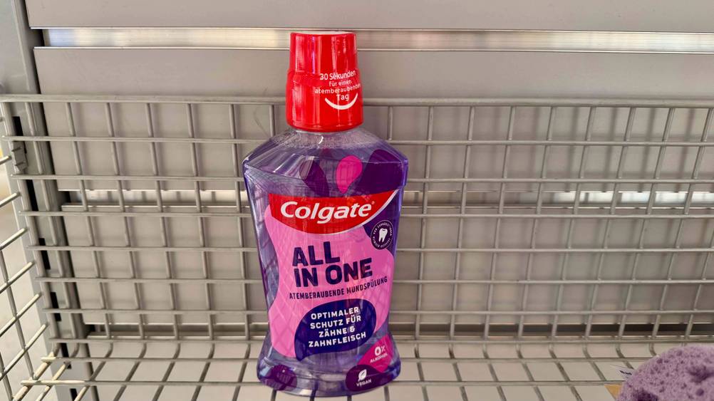 Eine Flasche der getesteten Colgate-Mundspülung auf einem Gitter stehend.