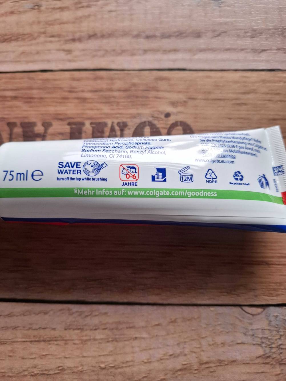Auf der Rückseite einer Tube getestete Whitening-Creme stehen Informationen zum Inhalt und zur Verwendung.