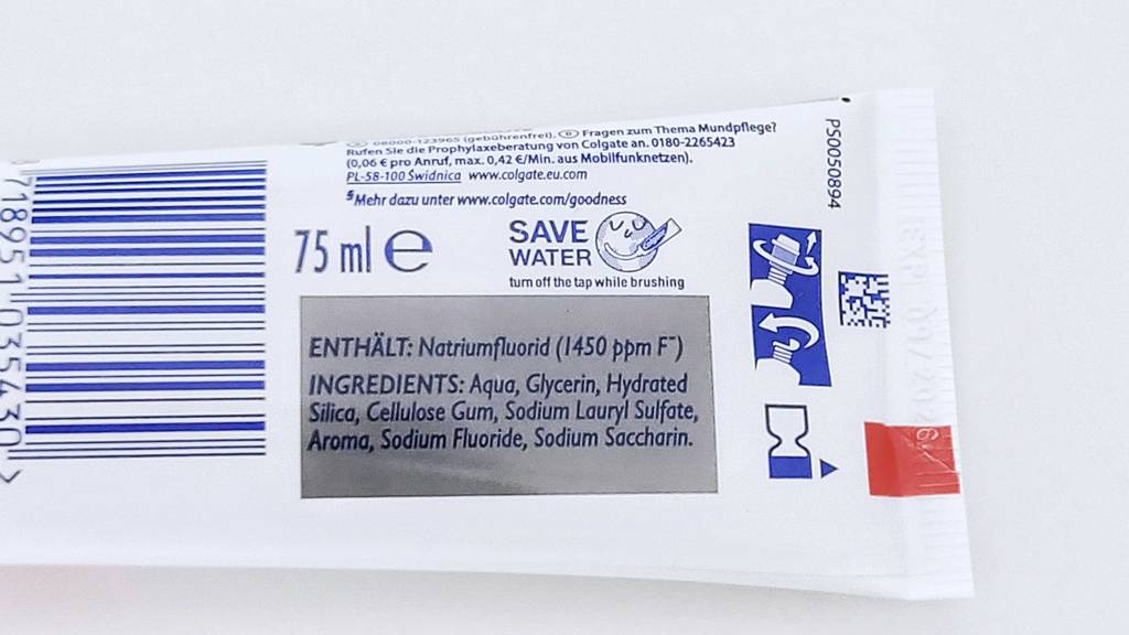 Auf der Tube von getesteter Colgate-Zahnpasta stehen Informationen zum Inhalt.